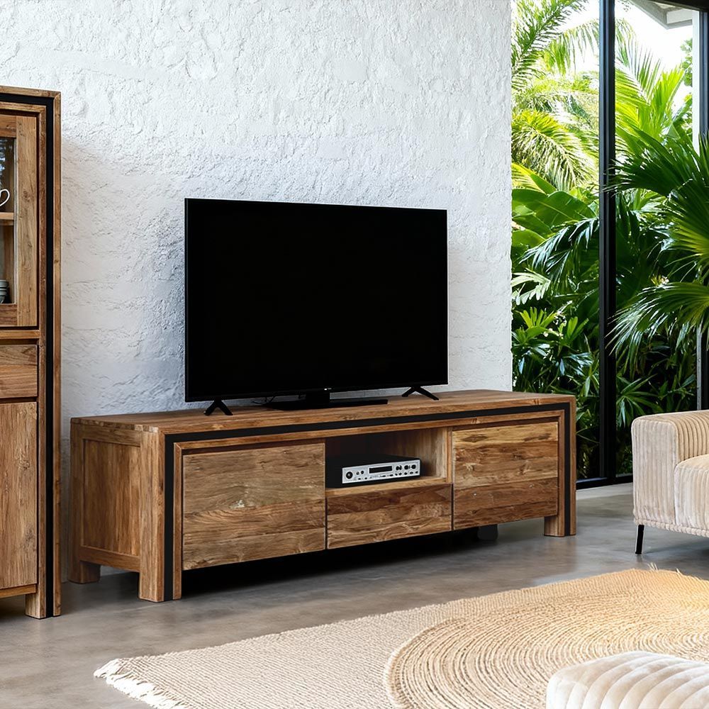 Meuble TV moderne en bois avec télévision à écran plat dans un salon lumineux, à côté d'une grande fenêtre donnant sur la verdure.