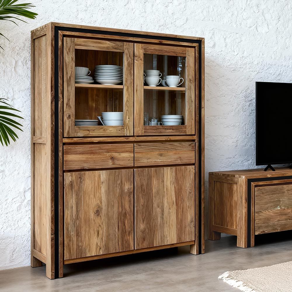 Vitrine en bois avec vaisselle dans un salon lumineux, à côté d'un meuble TV