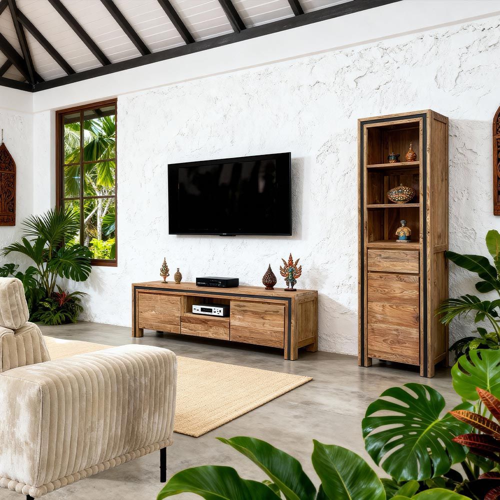 Salon moderne avec télévision murale, console et meuble en bois, canapé beige et plantes luxuriantes