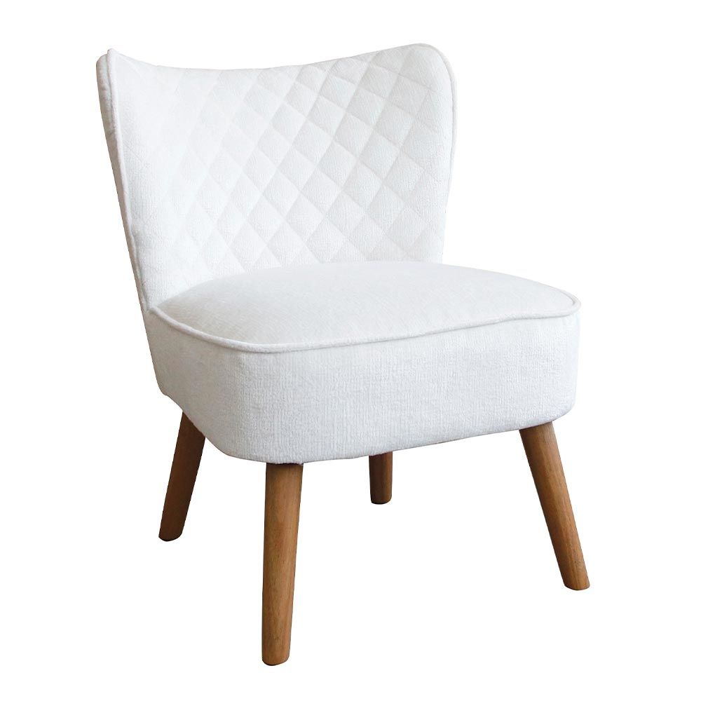 Fauteuil d'appoint blanc rembourré, avec dossier matelassé et pieds en bois.
