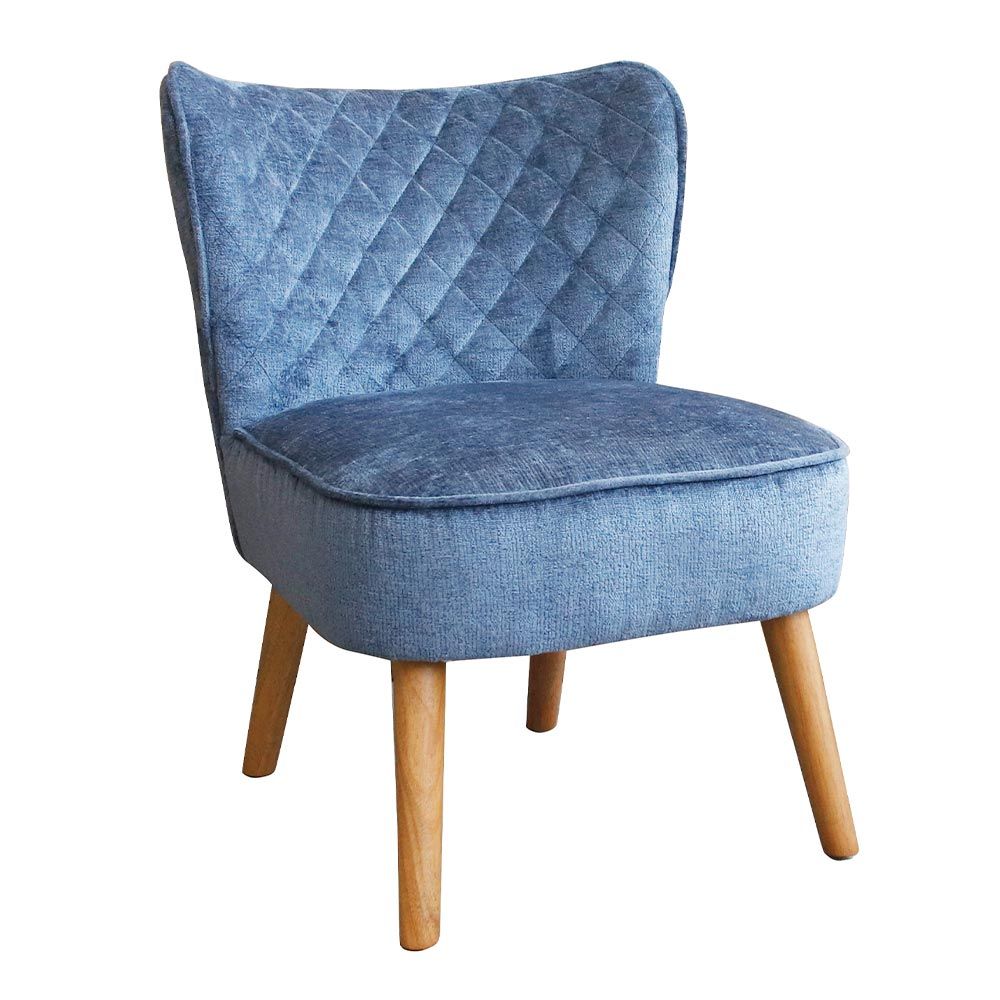 Fauteuil d'appoint blanc rembourré, avec dossier matelassé et pieds en bois.
