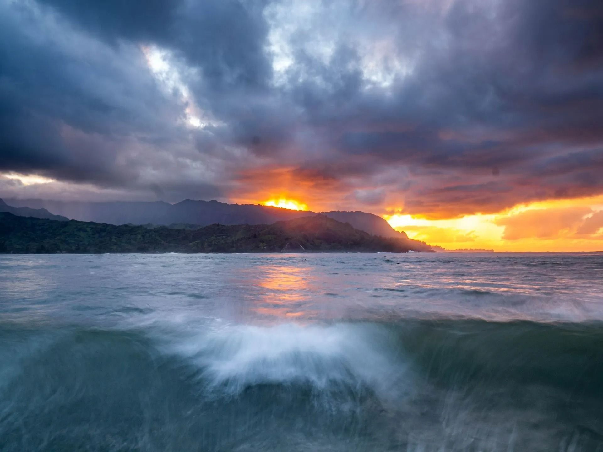 Sunset Over Ocean Waves With Dark Clouds — Craig Stevens Photography in Pearl Beach, NSW
