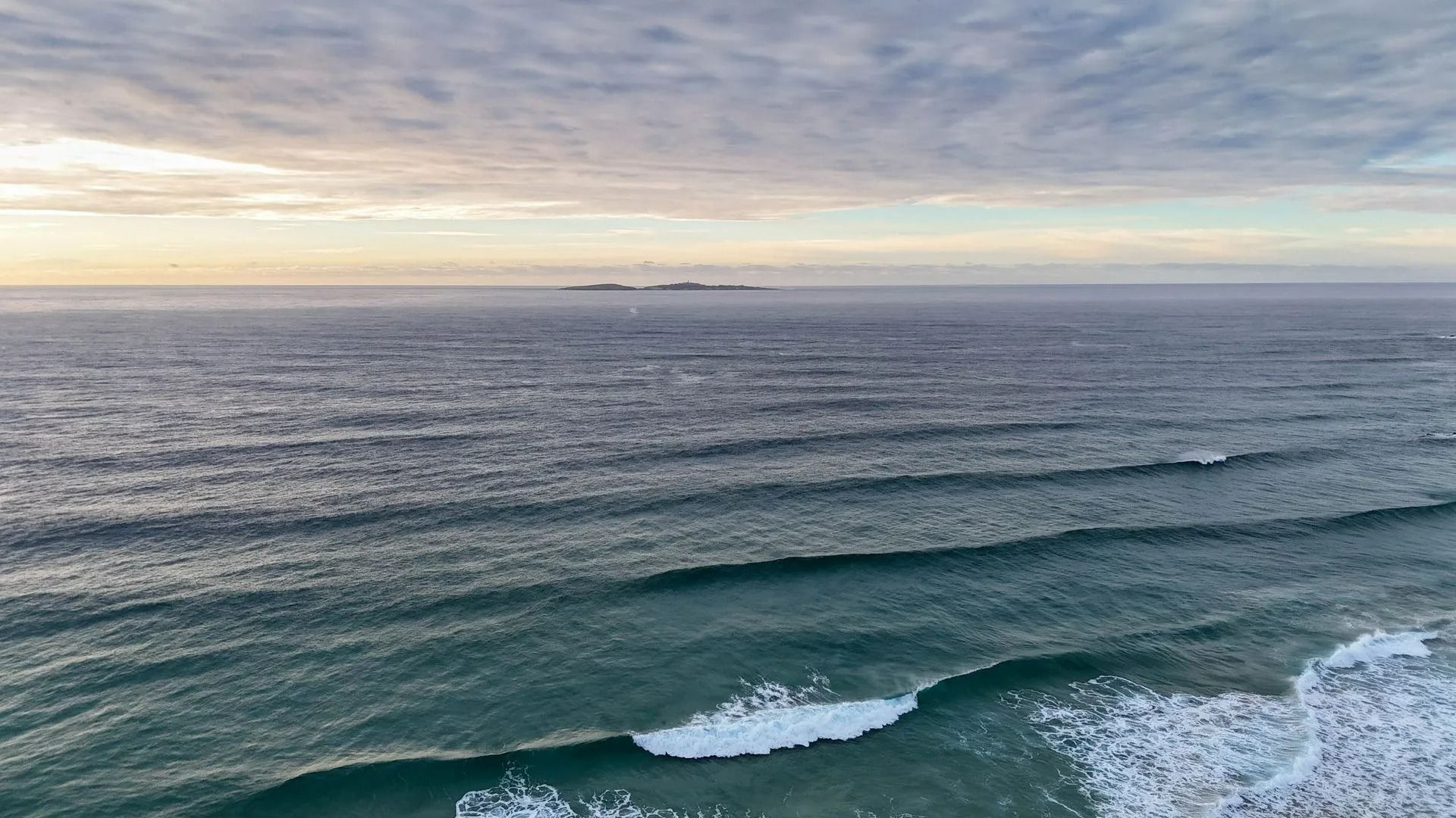Calm Ocean Waves Under A Pastel Sunrise Sky — Craig Stevens Photography in Pearl Beach, NSW