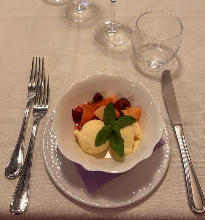 Una sala da pranzo con un lungo tavolo e sedie