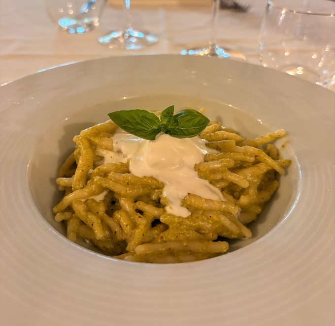 Una sala da pranzo con un lungo tavolo e sedie