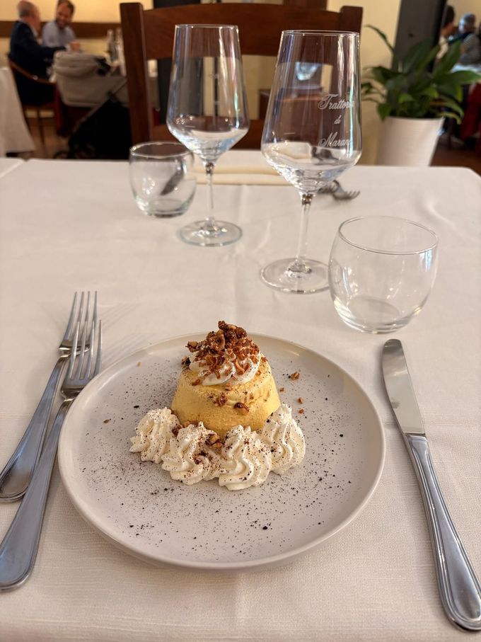 Una sala da pranzo con un lungo tavolo e sedie