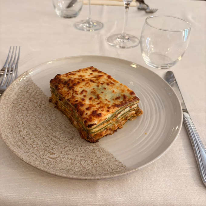 Una sala da pranzo con un lungo tavolo e sedie