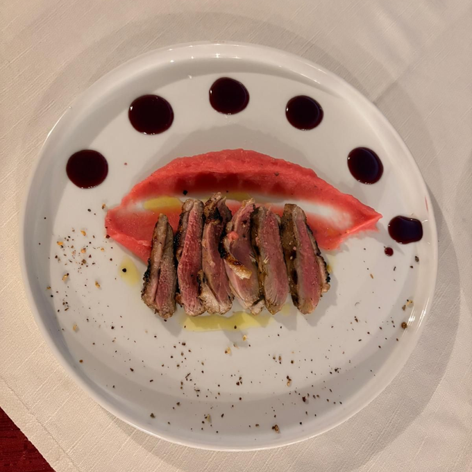Una sala da pranzo con un lungo tavolo e sedie