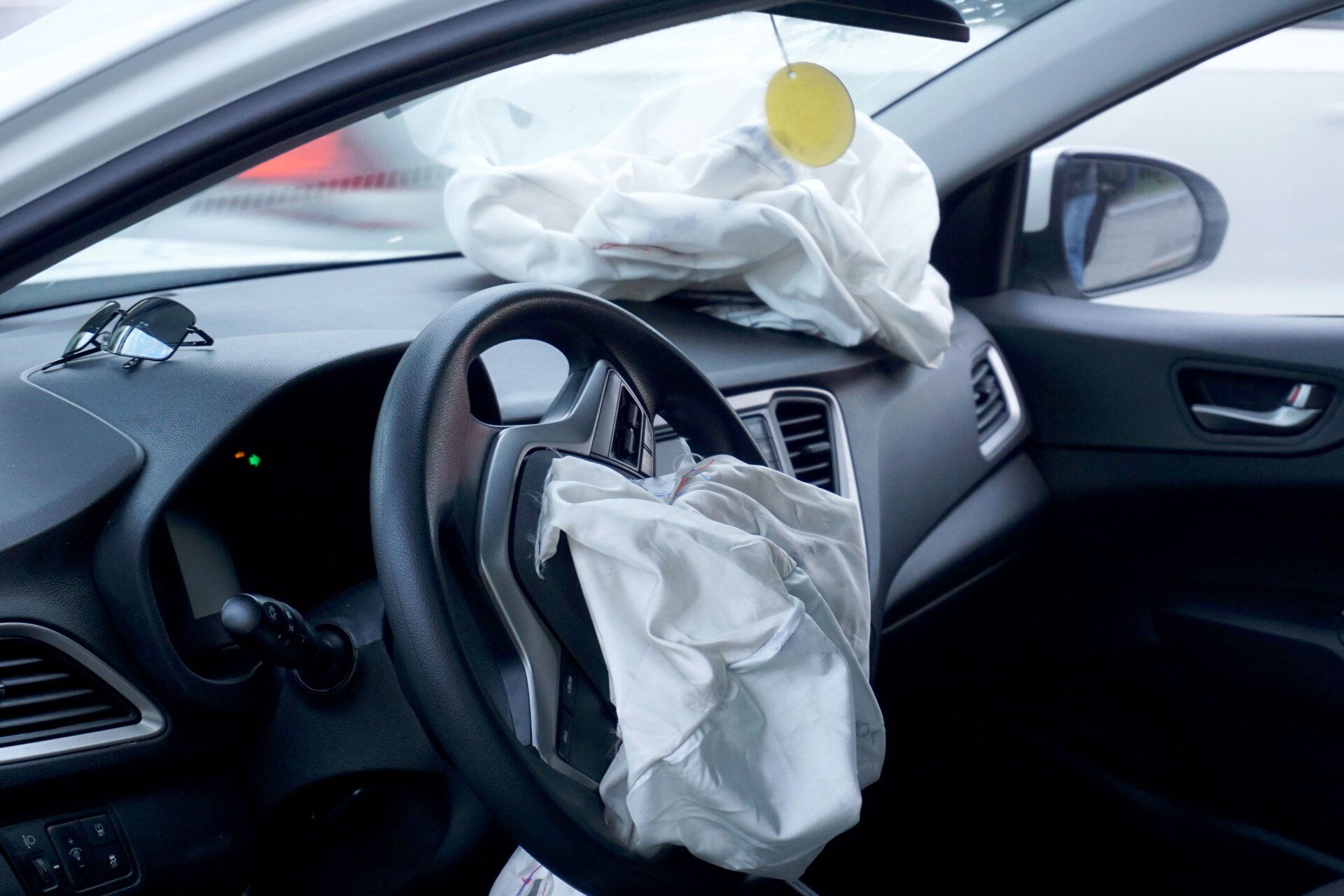 Steering wheel with activated airbags