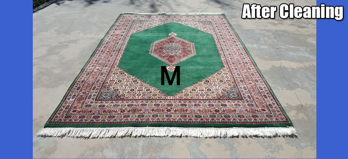 A rug that has the letter m on it