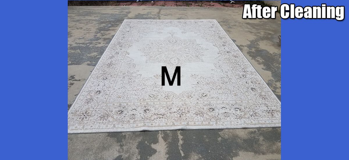 A rug that has the letter m on it