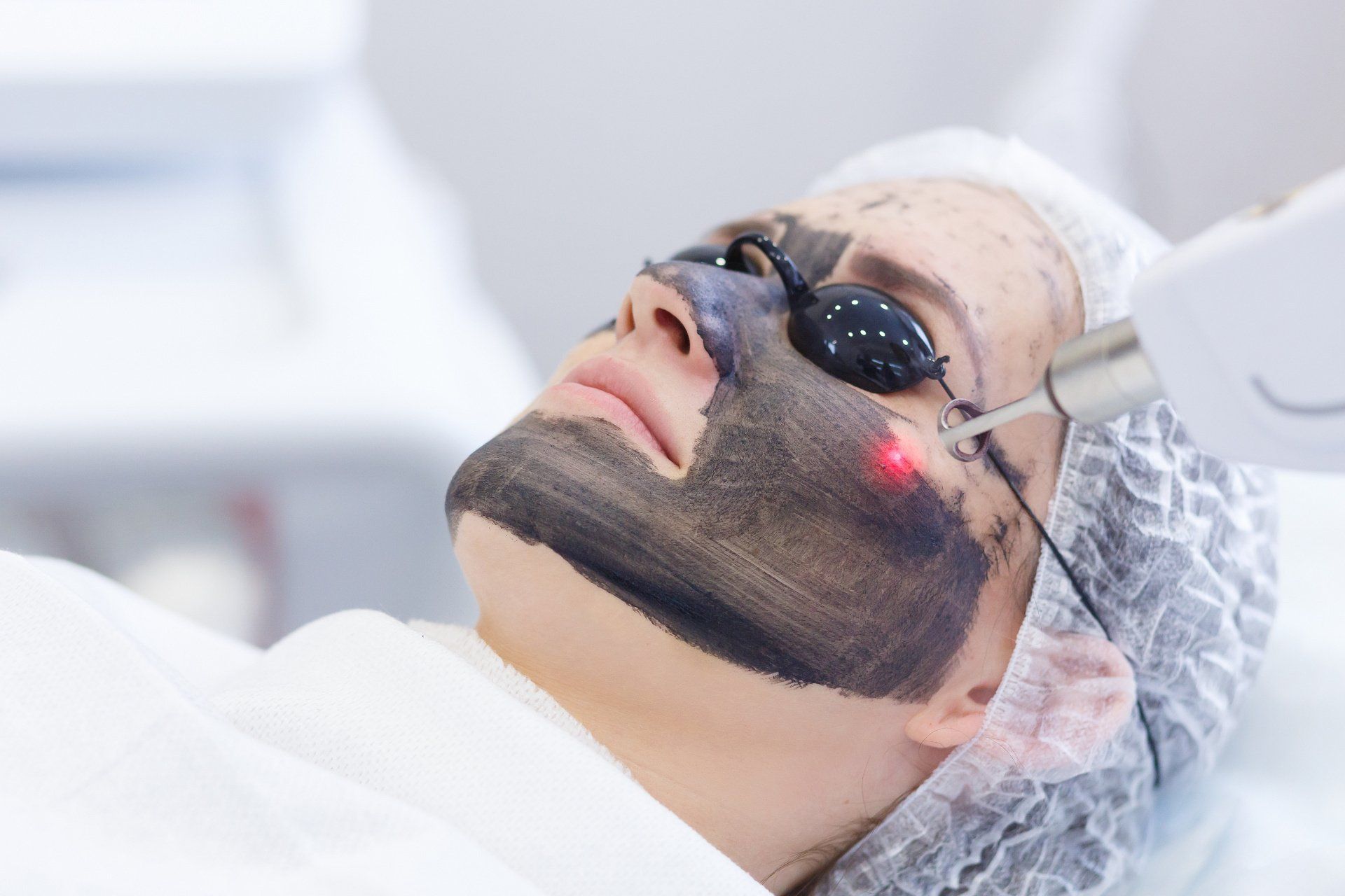 Eine Frau bekommt eine Laserbehandlung im Gesicht.