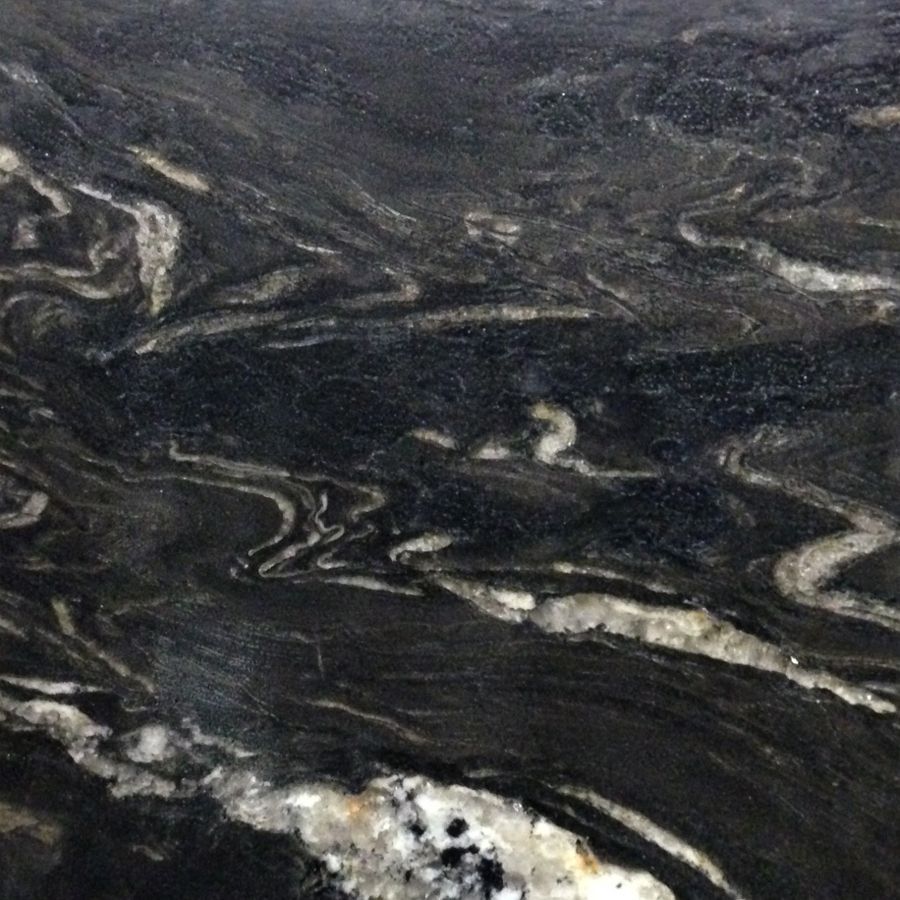 Motif de granit tourbillonnant noir et blanc avec un design fluide et naturel.