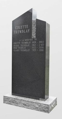 Pierre tombale en granit noir avec noms et dates.