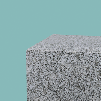 Coin en bloc de granit sur fond bleu sarcelle.