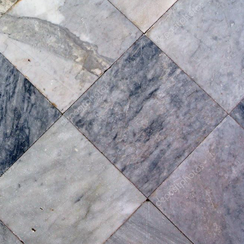 Carreaux de sol en marbre à motifs de losanges dans des tons de gris et de blanc.