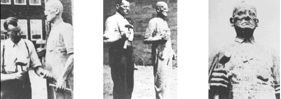 Photographie en noir et blanc de trois hommes. Chacun porte une chemise à col.