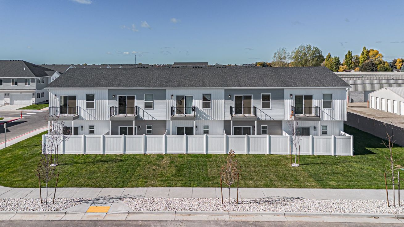 Equinox Townhomes on Lincoln yards for kids, dogs and bbqs.