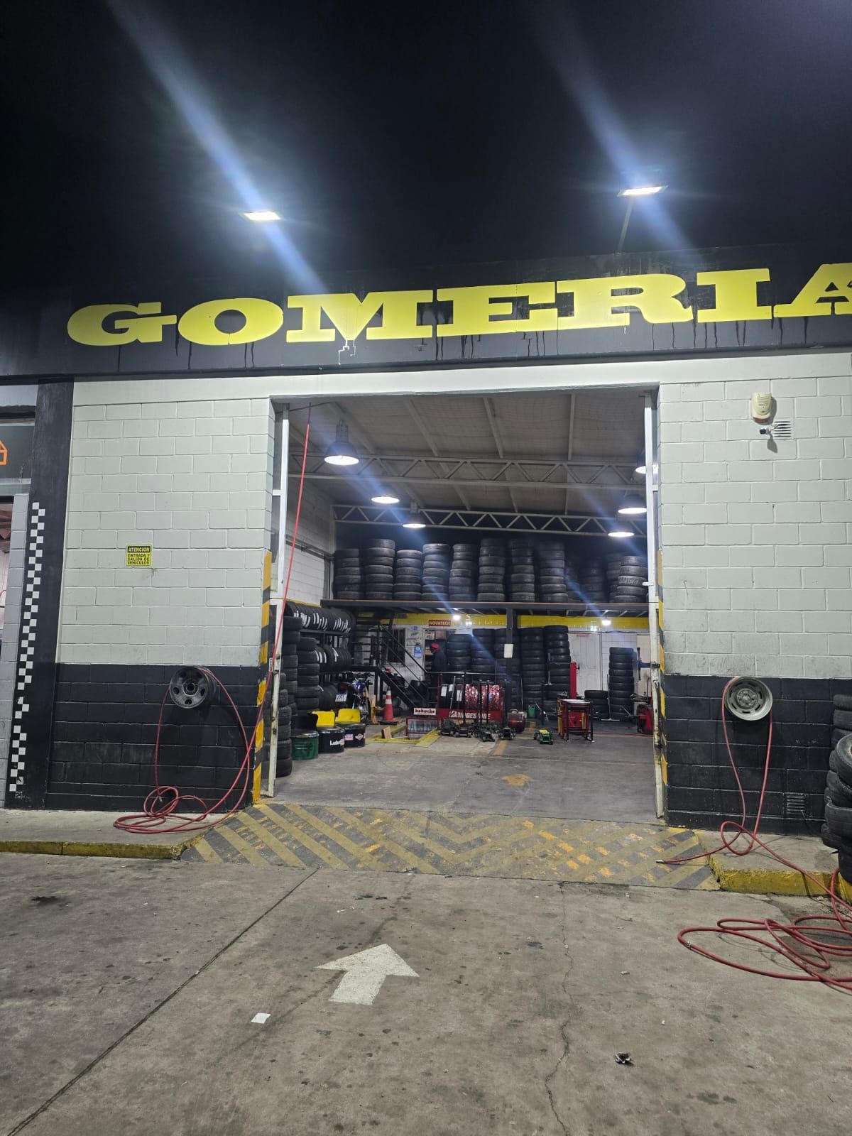Puerta abierta de una llantera con la palabra