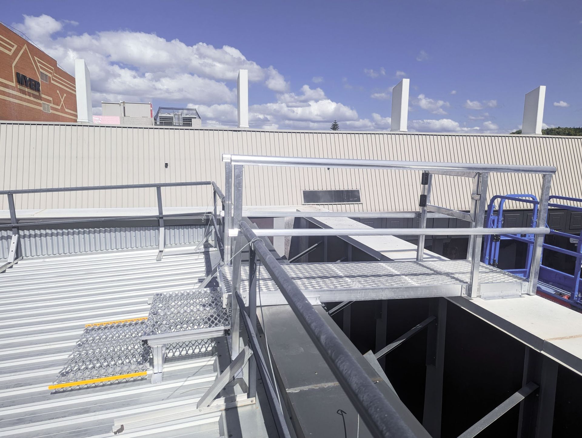 Permanent Guard Rails For Rooftops Fixed vs. Foldable Guard Rails – Which One is Right for You?