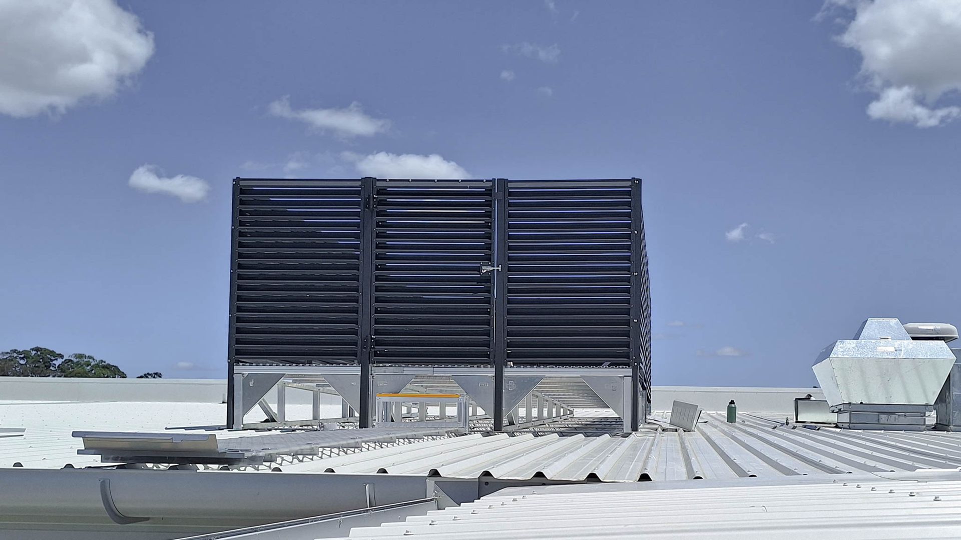 Louvre Screen and Plant Deck