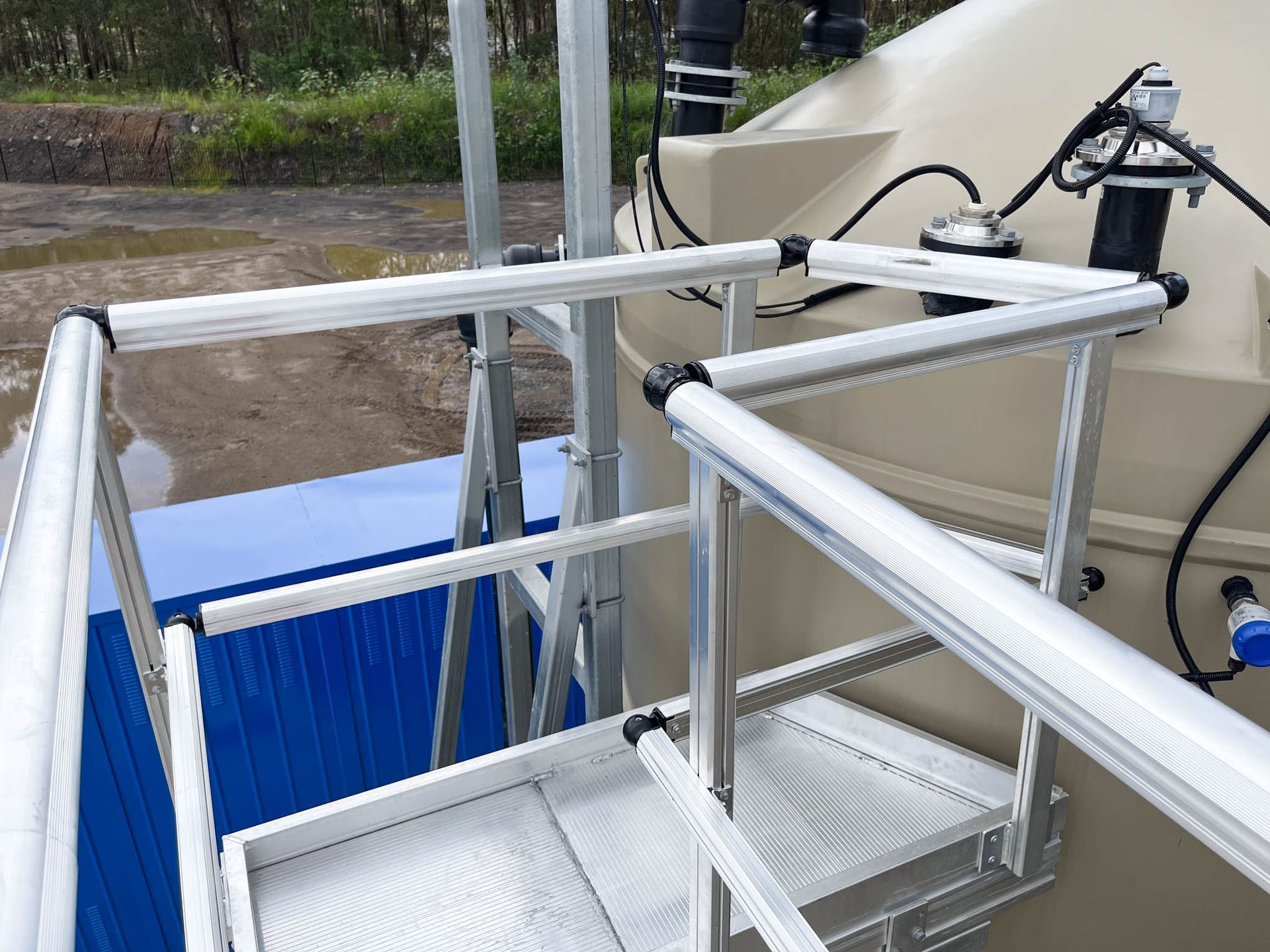 Tank access walkway platform