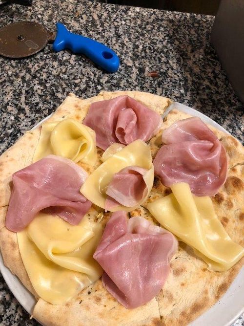pizza prosciutto e formaggio