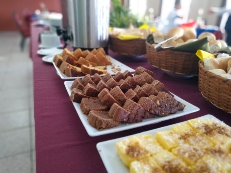 Mesa do café da manhã com bolos