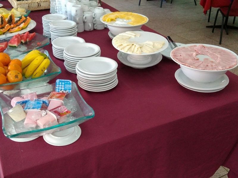 Mesa do café da manhã com frios e margarina