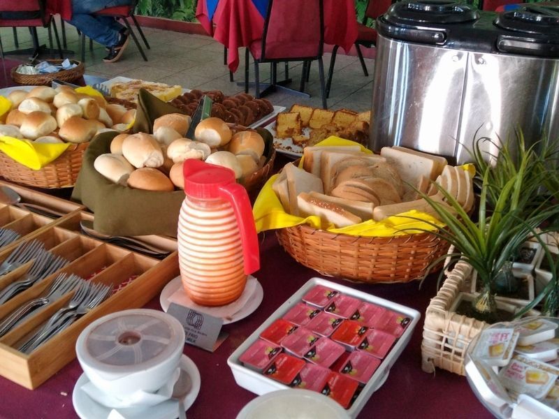 Mesa do café da manhã com pães e geléia