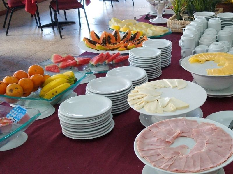 Mesa do café da manhã com frutas e frios