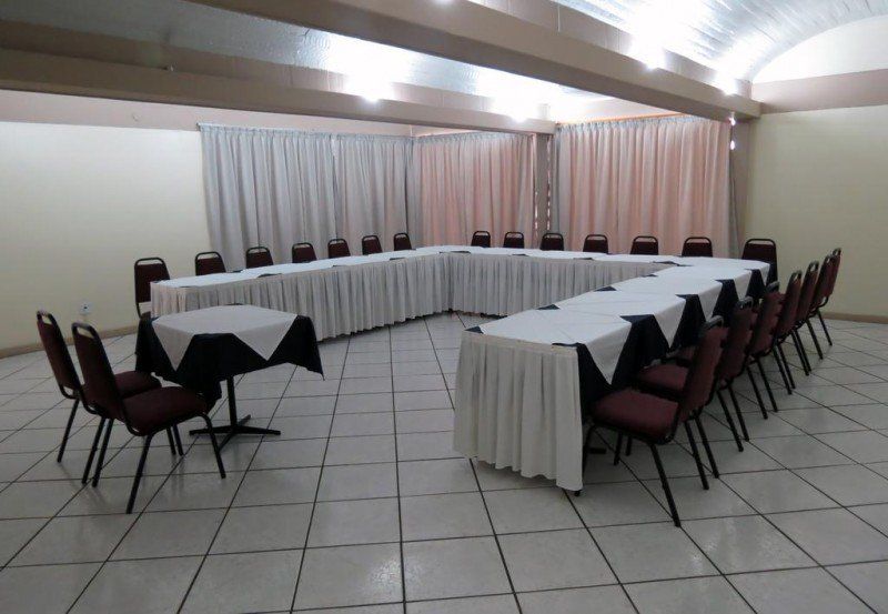 Sala de reunião com mesas dispostas em formato U