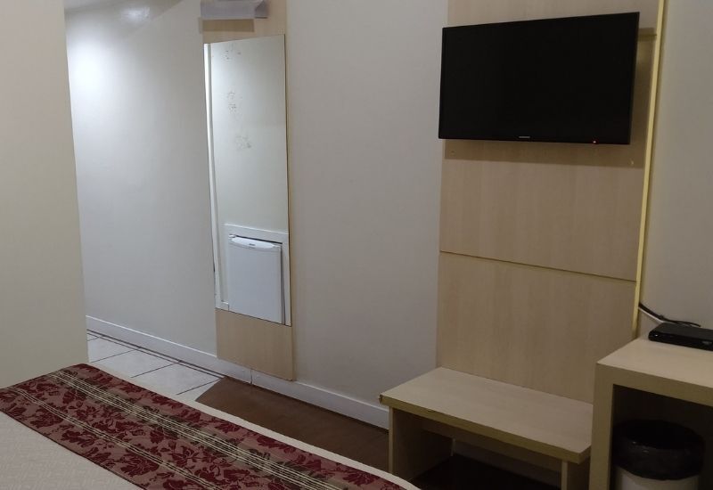 Tv e frigobar do quarto luxo casal
