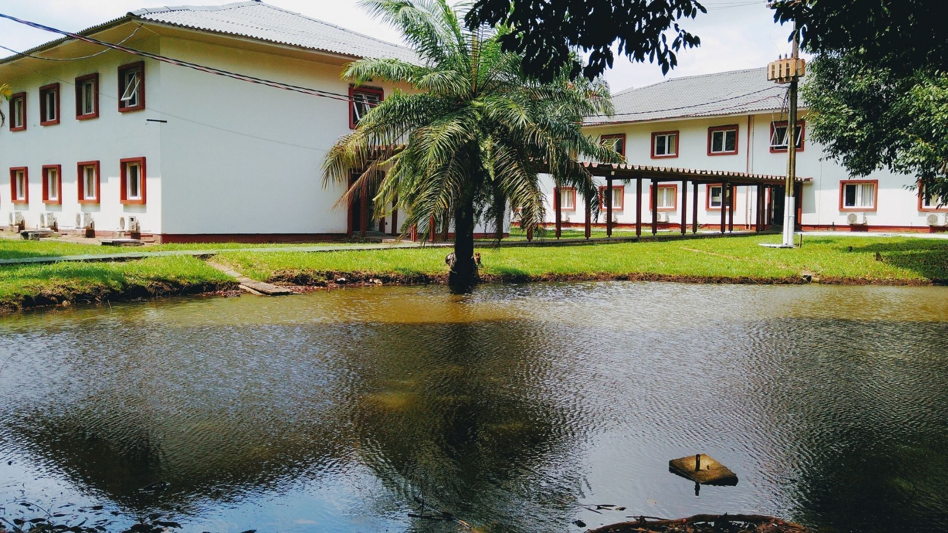 Vista do lago com hotel ao fundo