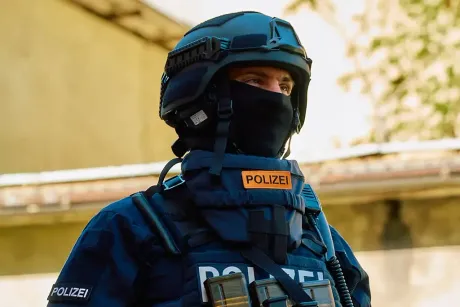 Sicherheitspolist der Stadtpolizei Chur mit schwerer Ausrüstung
