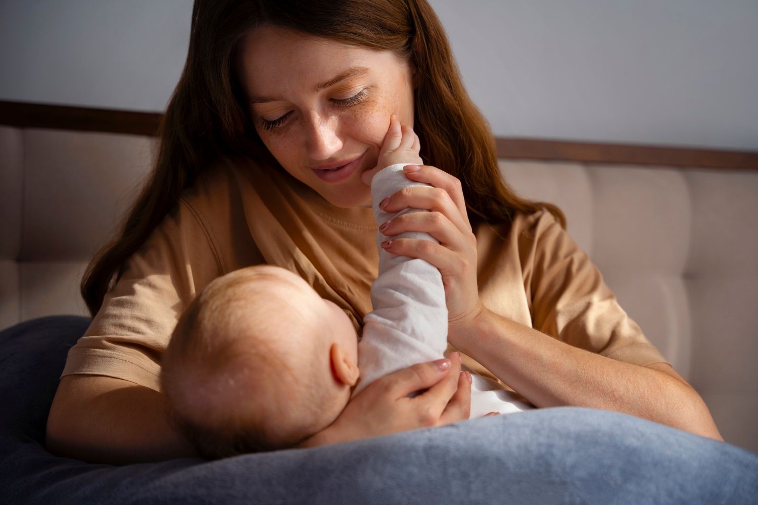 Baby with their mum - breastfeeding support for parents in London ON
