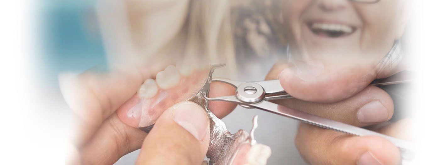 Un dentiste utilise un miroir pour examiner de près les dents d'un patient.