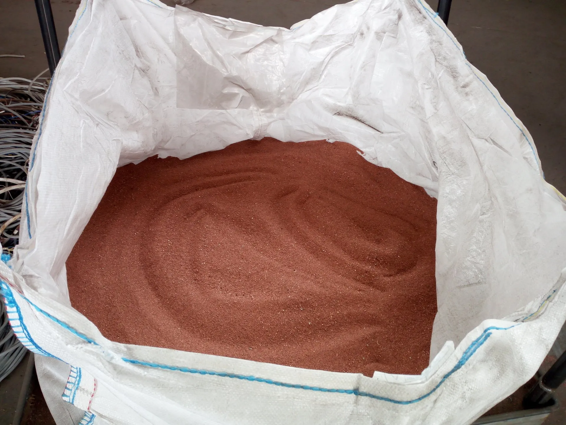 Sacco bianco pieno di sabbia marrone