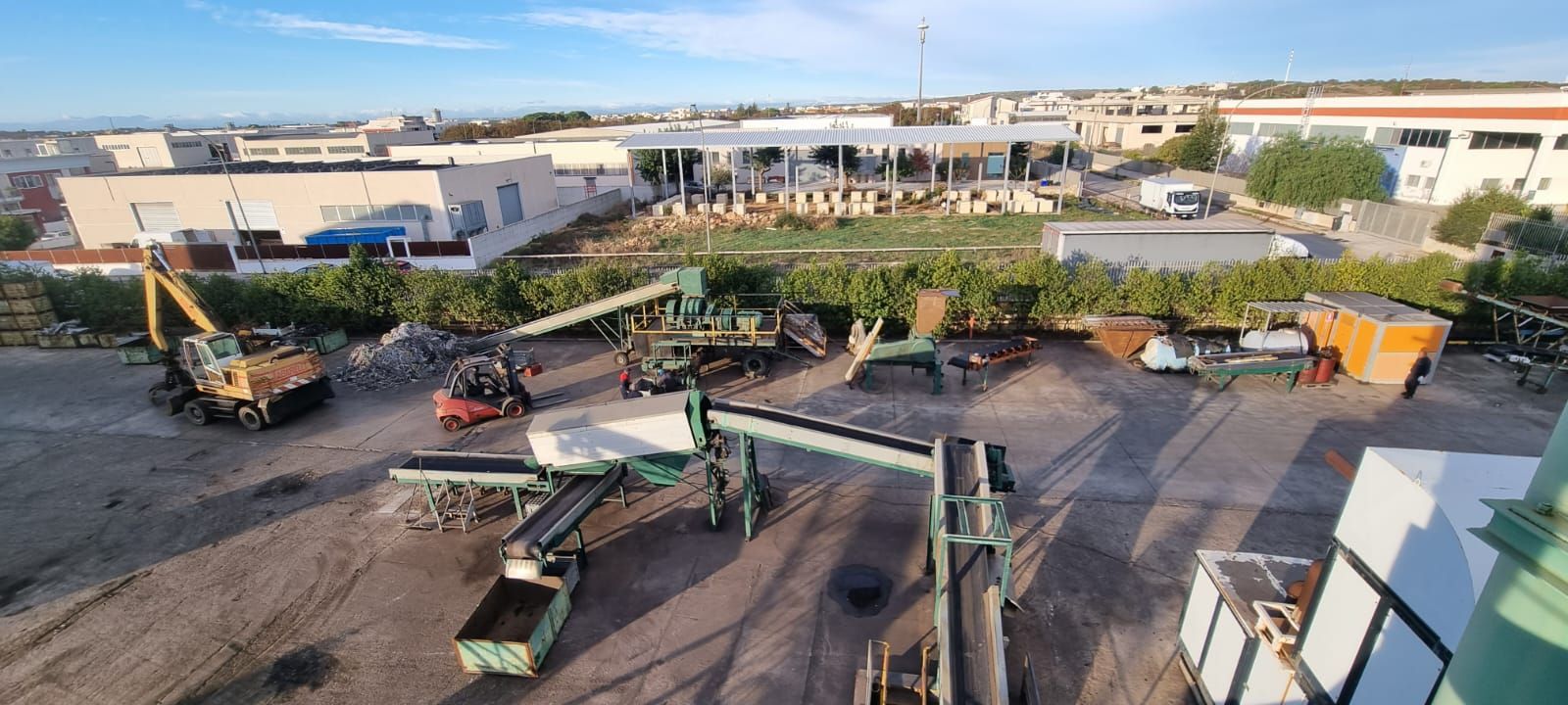 cantiere edile con macchinari smaltimento rifiuti