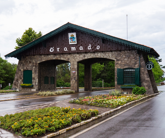 Um arco de pedra com a palavra Gramado