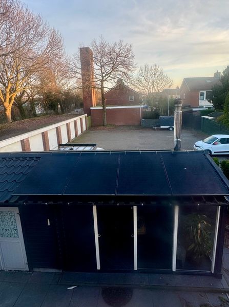 8 DMEGC full black 465wp zonnepanelen geinstalleerd in een achtertuin op een tuinhuis in Noord-Holland 8 DMEGC full black 465wp zonnepanelen geinstalleerd in een achtertuin op een tuinhuis in Noord-Holland