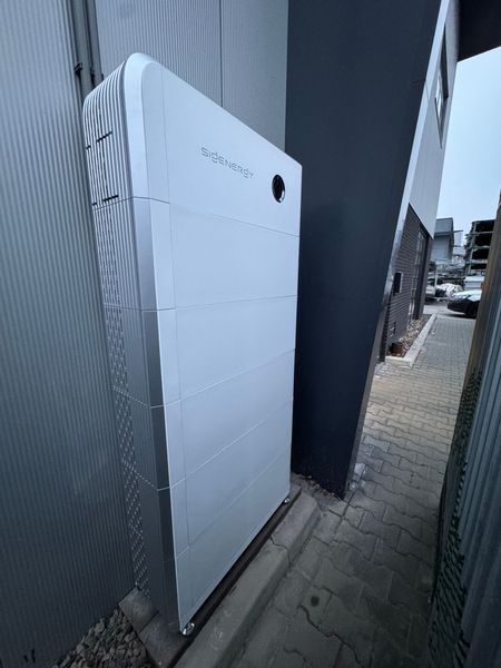 Een 54kWh Sigenergy energieopslag thuisbatterij met een Sigenergy Offgrid gateway samen met 36 zonnepanelen gerealiseerd bij AR steigerverhuur in Alkmaar. Een 54kWh Sigenergy energieopslag thuisbatterij met een Sigenergy Offgrid gateway samen met 36 zonnepanelen gerealiseerd bij AR steigerverhuur in Alkmaar.