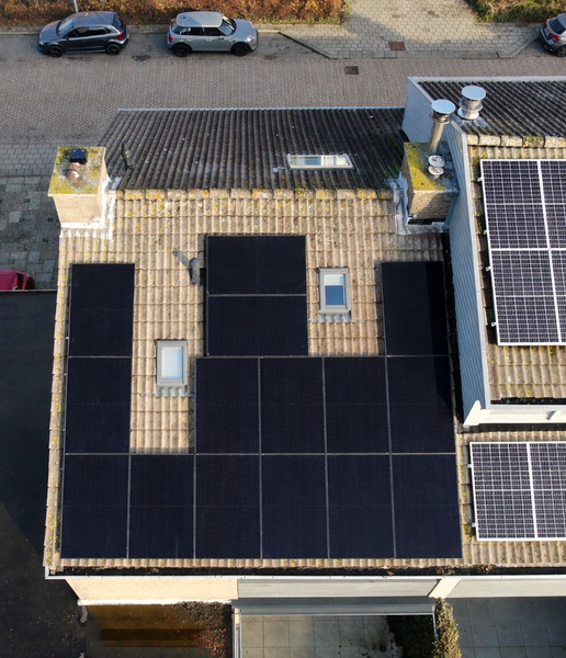 Bij een familie in Oudorp hebben wij 15 DMEGC 465wp full black zonnepanelen geïnstalleerd met Enphase IQ8 micro omvormers Bij een familie in Oudorp hebben wij 15 DMEGC 465wp full black zonnepanelen geïnstalleerd met Enphase IQ8 micro omvormers