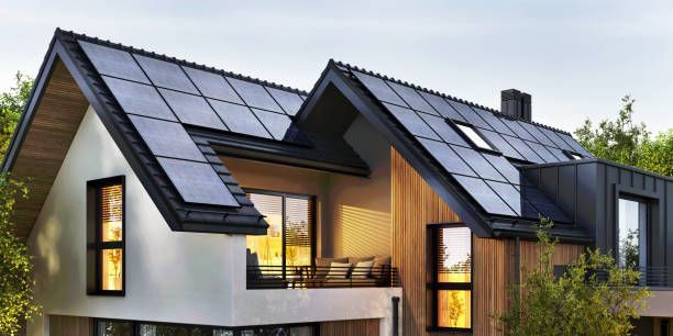 Moderne woning met zonnepanelen op het dak. Houten gevelbekleding en witte muren. Zonnige dag.