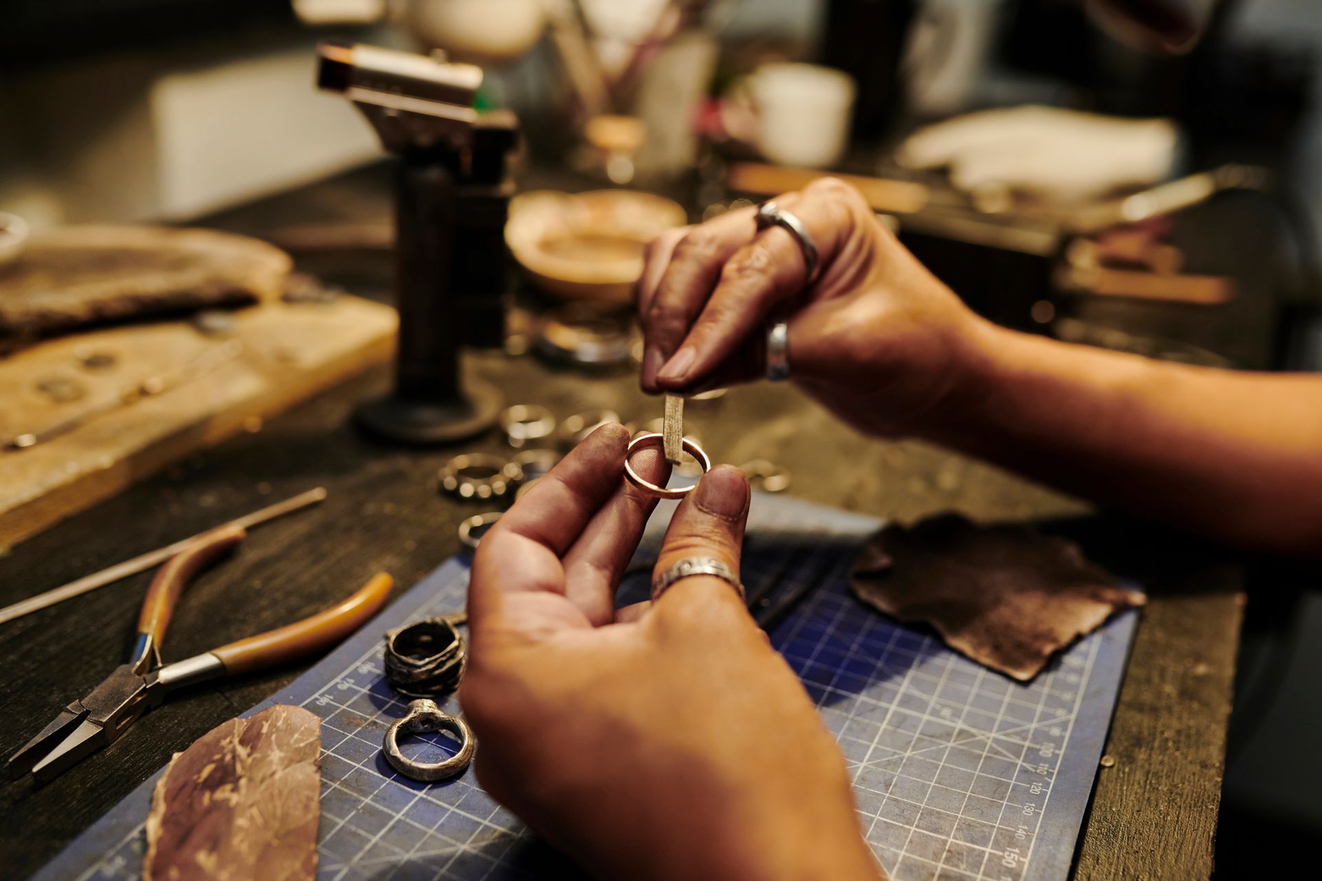 Una persona sta lavorando su un anello in un'officina.
