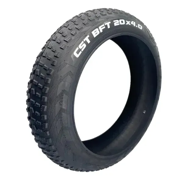 Zwarte CST BFT 20x4.0 fietsband met profiel op een witte achtergrond