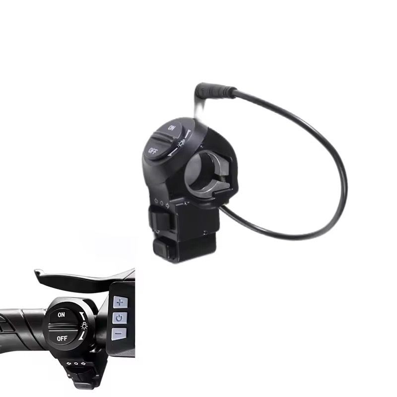 Zwarte bedieningsschakelaar voor motorfietsstuur met kabel, waarop knoppen en een draaiknop op een witte achtergrond te zien zijn.