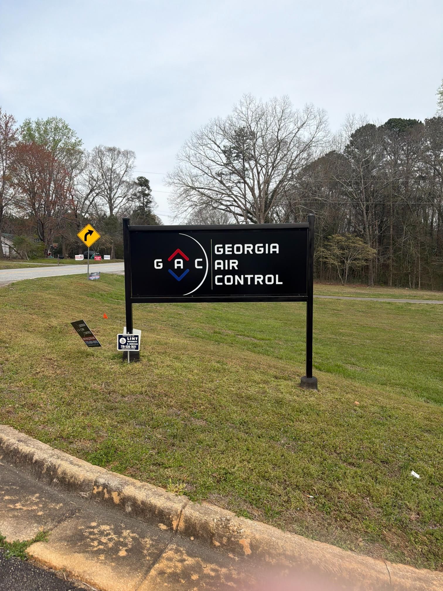 Geosir air control sign beside a roadside on a cloudy day