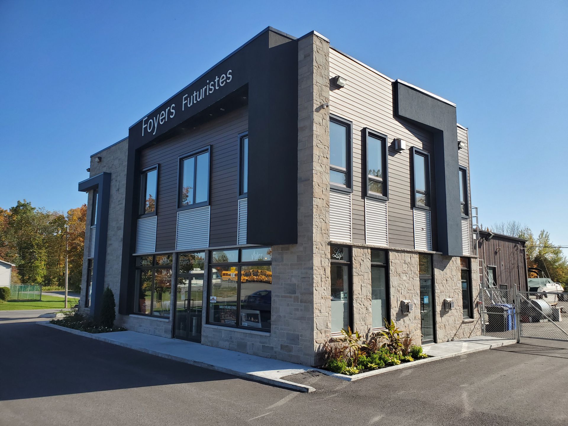 Bâtiment moderne de deux étages avec une enseigne indiquant « Fryer's Fantastique ». Façade en briques