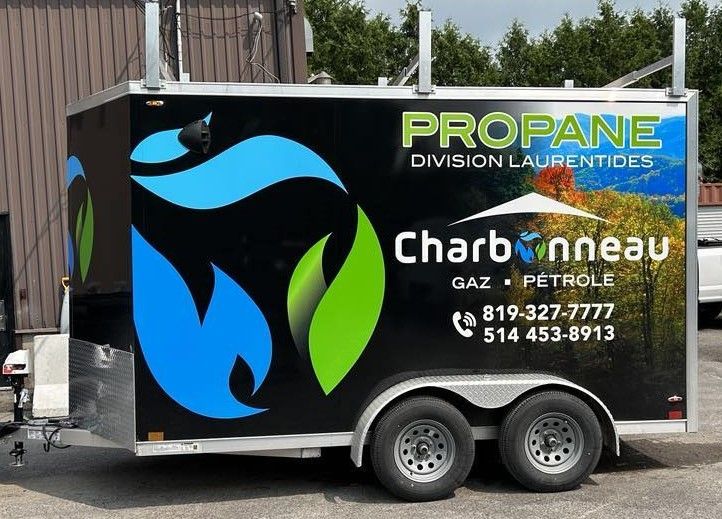 Remorque avec logo de compagnie de propane; noire avec graphisme de flamme bleue et verte;